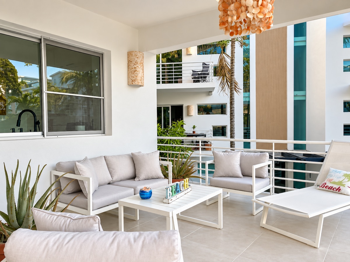 Private balcony lounge